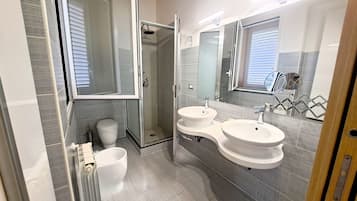 Shower, hair dryer, bidet, towels