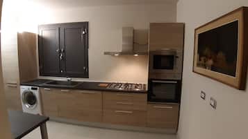 Kühlschrank, Mikrowelle, Ofen, Herdplatte