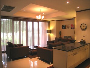 4 Bedrooms Villa | Olohuone | LCD-televisio, DVD-soitin