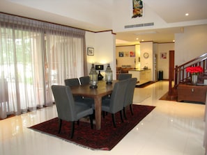 4 Bedrooms Villa | In-room dining
