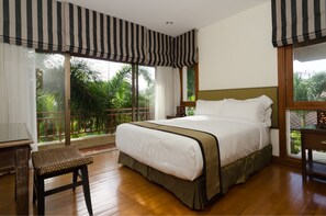 4 Bedrooms Villa | 4 makuuhuonetta, tallelokero huoneessa, työpöytä, silitysrauta/-lauta