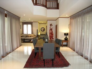4 Bedrooms Villa | Ruokailu omassa huoneessa