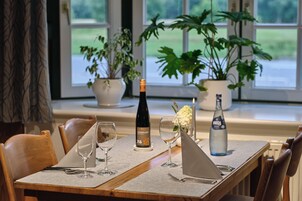 Der serveres morgenmad og tyske retter med udendørs servering 