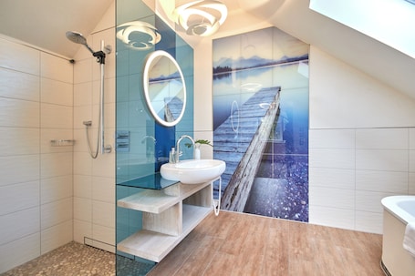 Dusche, kostenlose Toilettenartikel, Haartrockner, Bademäntel. Hotel Landgasthaus Am Steendamm