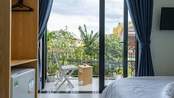 Habitación Deluxe doble, balcón, vistas a la ciudad | 1 dormitorio, minibar, escritorio y tabla de planchar con plancha