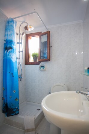 Shower, free toiletries - Saint John Villa Apartments (Kassandra)