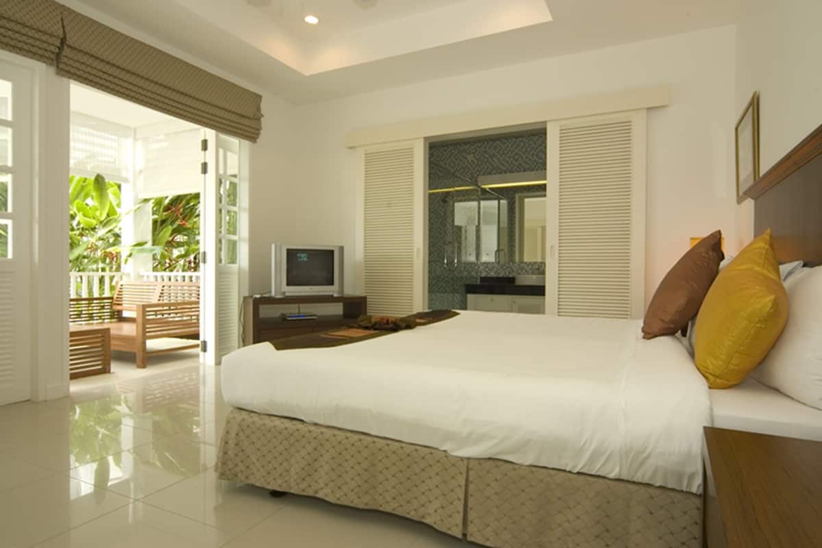 2 Bedrooms Apartment | 1 bedroom, in-room safe, desk, cots/infant beds