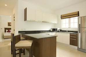 2 Bedrooms Apartment | Private kitchenette | Full-size fridge, microwave, oven, stovetop