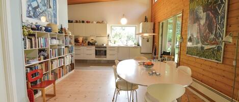 Kylskåp, spishäll, diskmaskin och kaffe- och tebryggare