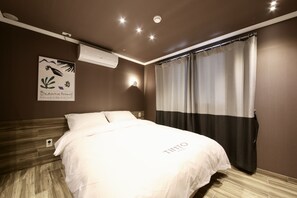 Habitación básica doble | Ropa de cama de alta calidad, escritorio, sistema de insonorización