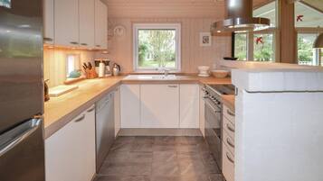 Køleskab, kogeplade, opvaskemaskine, kaffe-/temaskine