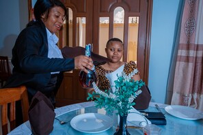 供应早餐、午餐和晚餐，本地与国际菜