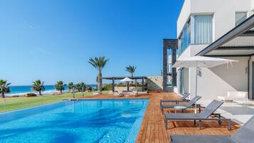 Kolam renang outdoor dan sebuah infinity pool