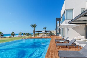 Outdoor pool, an infinity pool - Vivo Mare Beachfront - Seaview Villas (Ayia Napa)