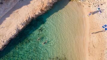 Pantai di sekitar dan handuk pantai