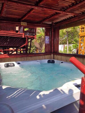Outdoor spa tub - Olana Bed and Breakfast (Labrador)