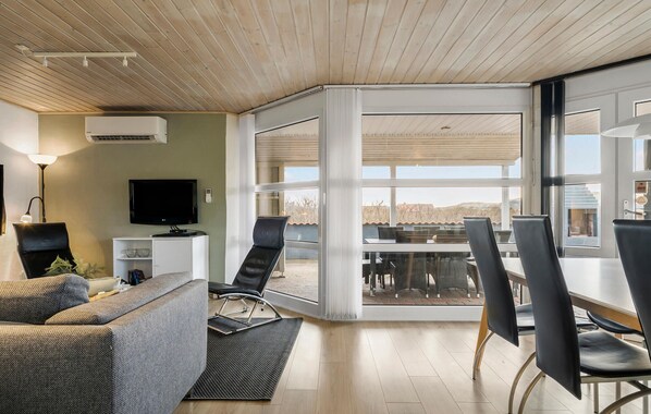 TV, fireplace, DVD player