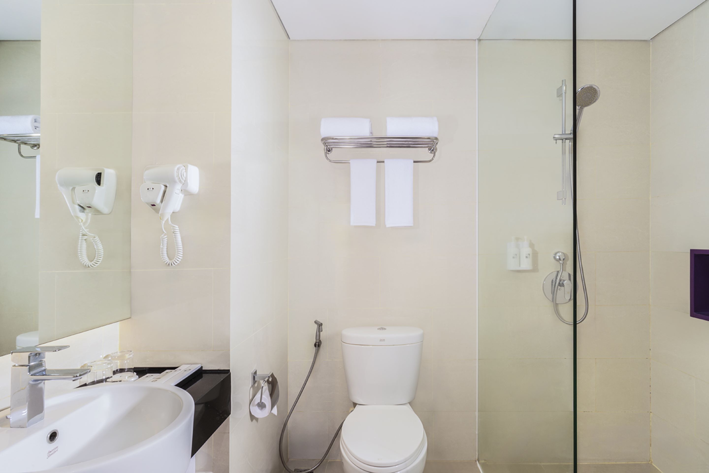 Articles de toilette (gratuits), pantoufles, serviettes fournies
