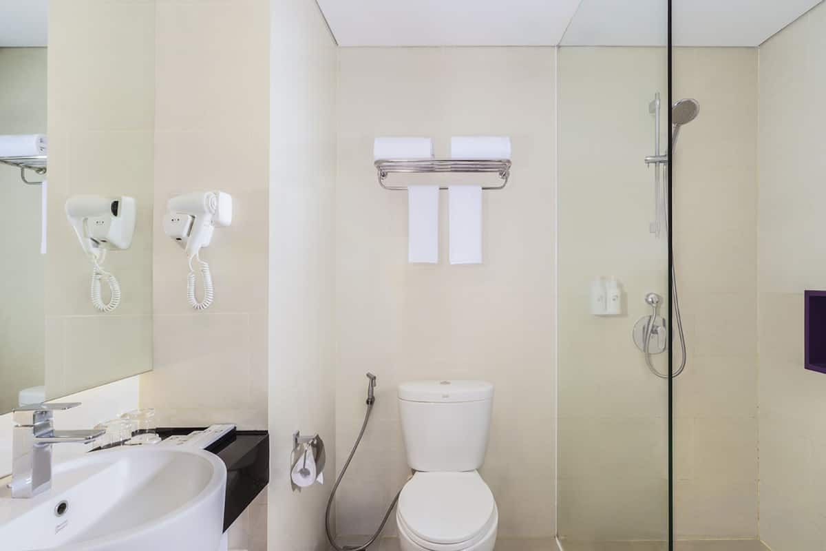 Articles de toilette (gratuits), pantoufles, serviettes fournies