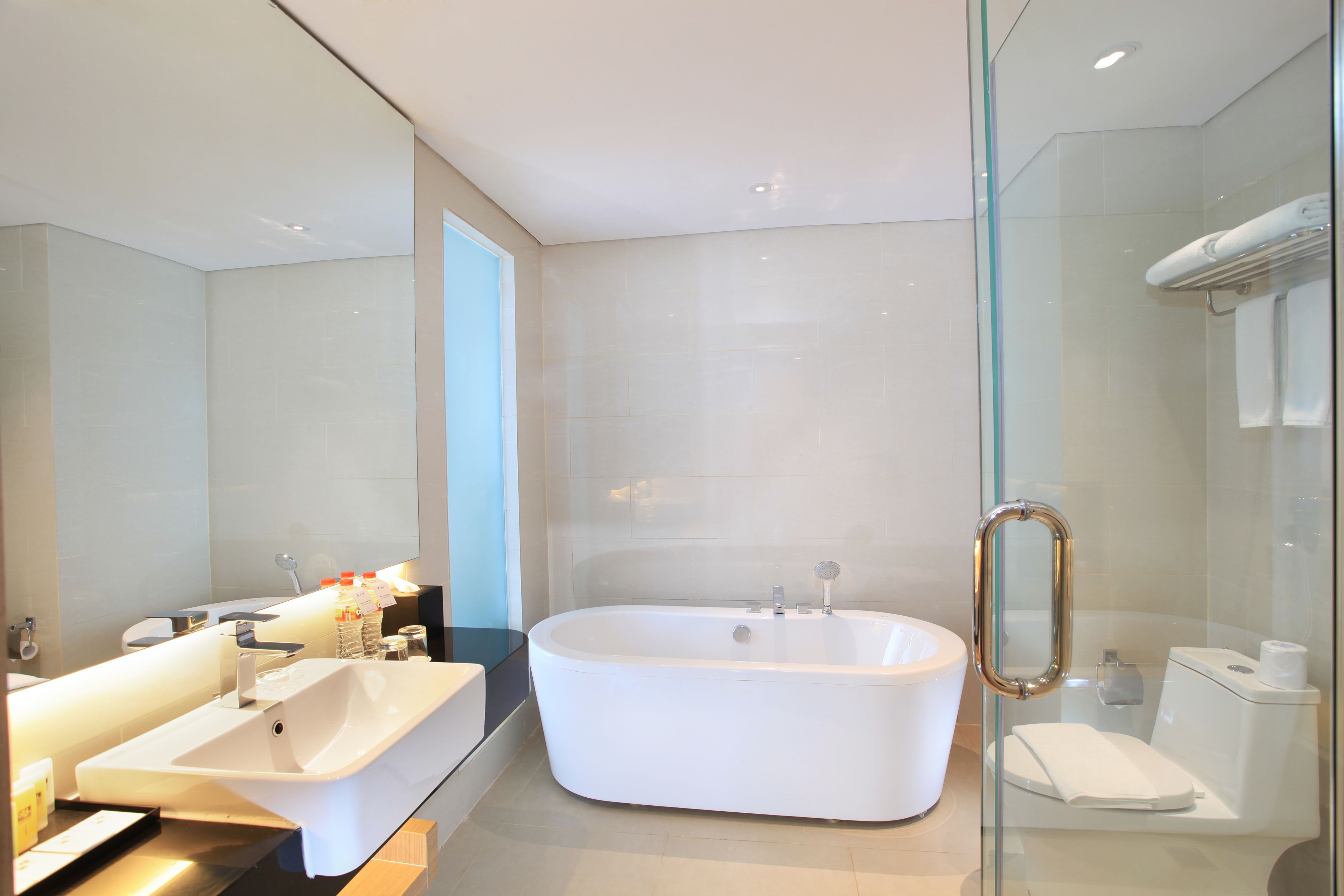 Phòng Suite Executive | Phòng tắm | Đồ dùng nhà tắm miễn phí, dép đi trong nhà, khăn tắm 
