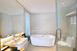 Executive suite | Badkamer | Gratis toiletartikelen, pantoffels, handdoeken