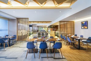 Breakfast, lunch and dinner served - Swiss-Belinn Modern Cikande (Cikande)