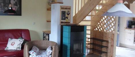 Televisión y chimenea