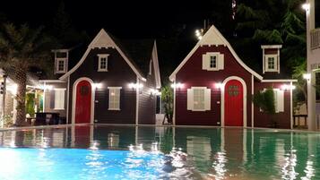 Dúplex, no fumadores, vistas a la piscina | Ropa de cama hipoalergénica, minibar, cortinas opacas