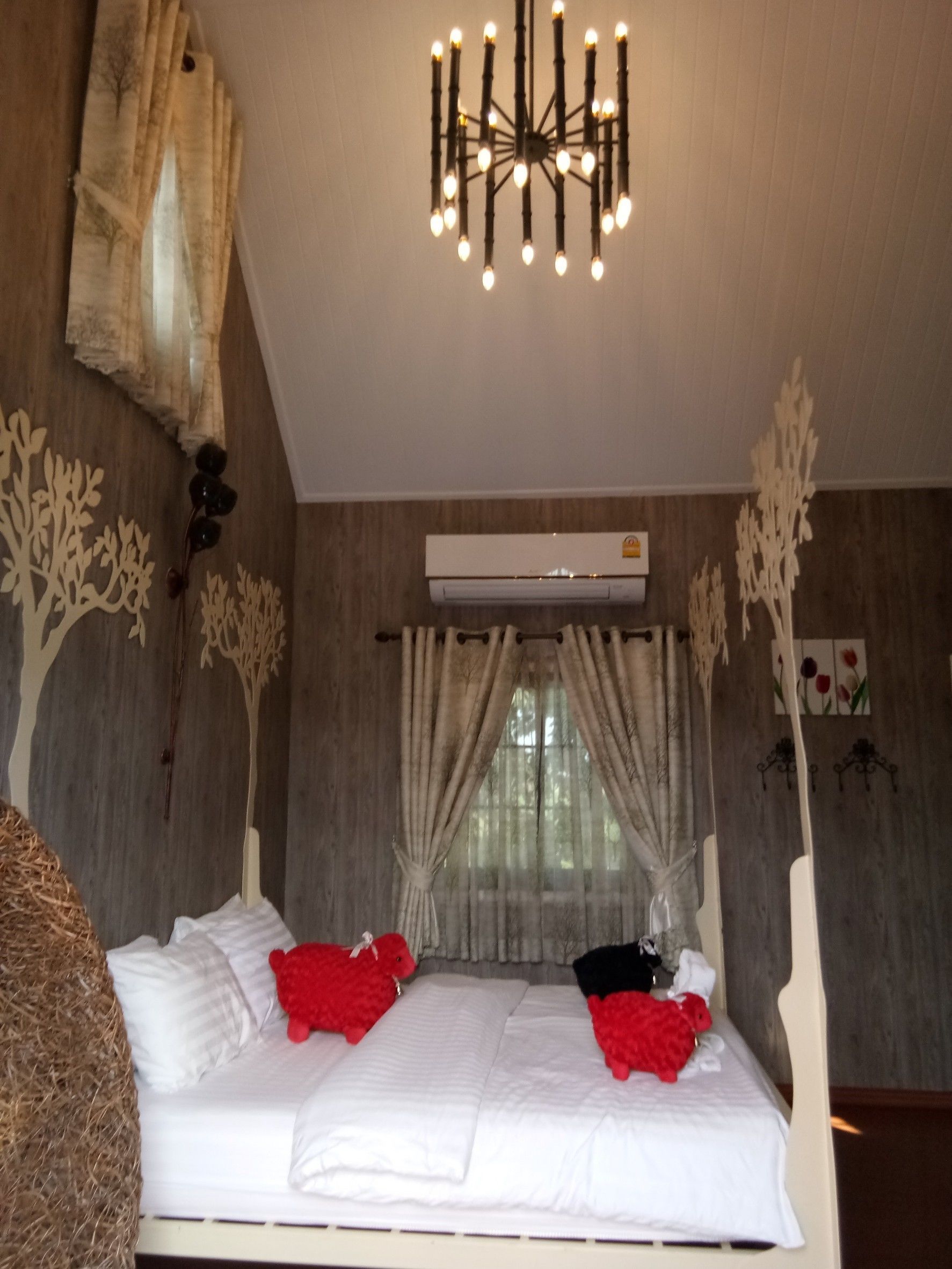 Tree House | Seprai antialergi, minibar, dan tirai kedap cahaya