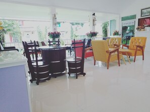 Breakfast, lunch, dinner served; international cuisine 