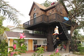 A house with a large treehouse attached to the main building. - Tomangoh Vintage Resort (Nakhon Nayok)