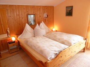 1 bedroom, bed sheets - Ferienwohnung Kehlstein, für 1 bis 2 Personen, 45 qm (Schönau am Königssee)