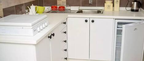 Studio | Private kitchen | Fridge, stovetop, electric kettle, cookware/dishes/utensils