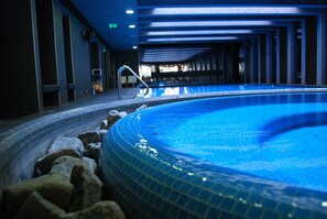 Una piscina cubierta