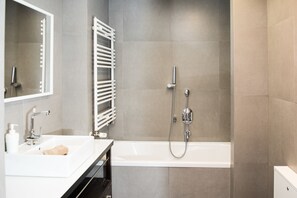 Appartement Deluxe, 1 grand lit et 1 canapé-lit | Salle de bain | Articles de toilette gratuits, sÚche-cheveux, serviettes fournies
