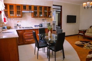 Appartamento, 2 camere da letto | Cucina privata | Frigorifero, microonde, piano cottura, macchina per tè/caffè