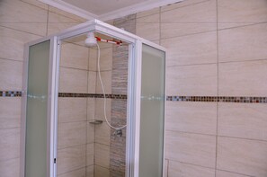 Apartamento, 2 habitaciones | Baño | Artículos de higiene personal gratuitos, secador de pelo y toallas
