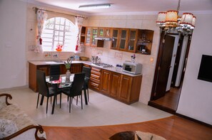 Apartamento, 2 habitaciones | Cocina privada | Frigorífico, microondas, placa de cocina y cafetera o tetera