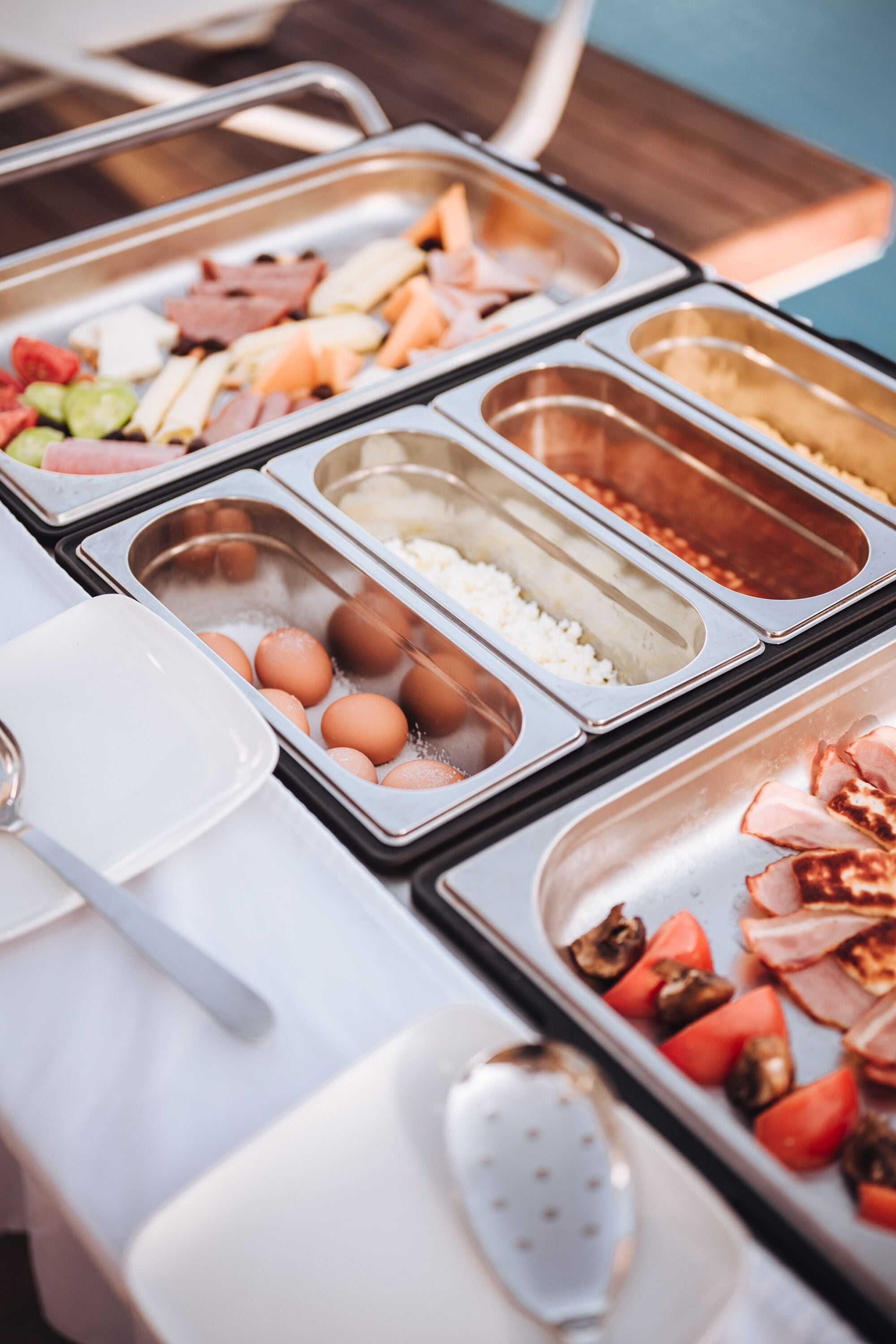 Un buffet proposant une variété de plats, notamment des œufs, de la viande et des légumes.