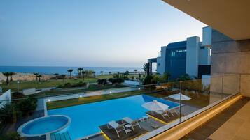 Kolam renang outdoor, dengan payung kolam renang dan kursi berjemur