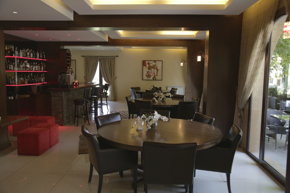 The Lodge Inn Hotel