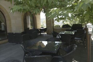 Terrace/patio - The Lodge Inn Hotel (Faraya)