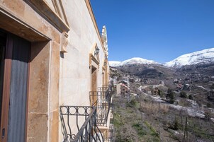 Minibar, caja de seguridad en la habitación y escritorio