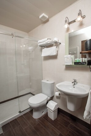 Premium-Zimmer, 2 Einzelbetten, Balkon, Bergblick | Badezimmer | Badewanne, kostenlose Toilettenartikel, Haartrockner, Hausschuhe