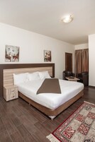 Minibar, caja de seguridad en la habitación y escritorio