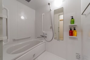Een douche, gratis toiletartikelen, een haardroger, pantoffels