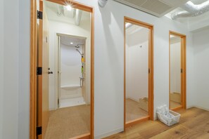 Een douche, gratis toiletartikelen, een haardroger, pantoffels