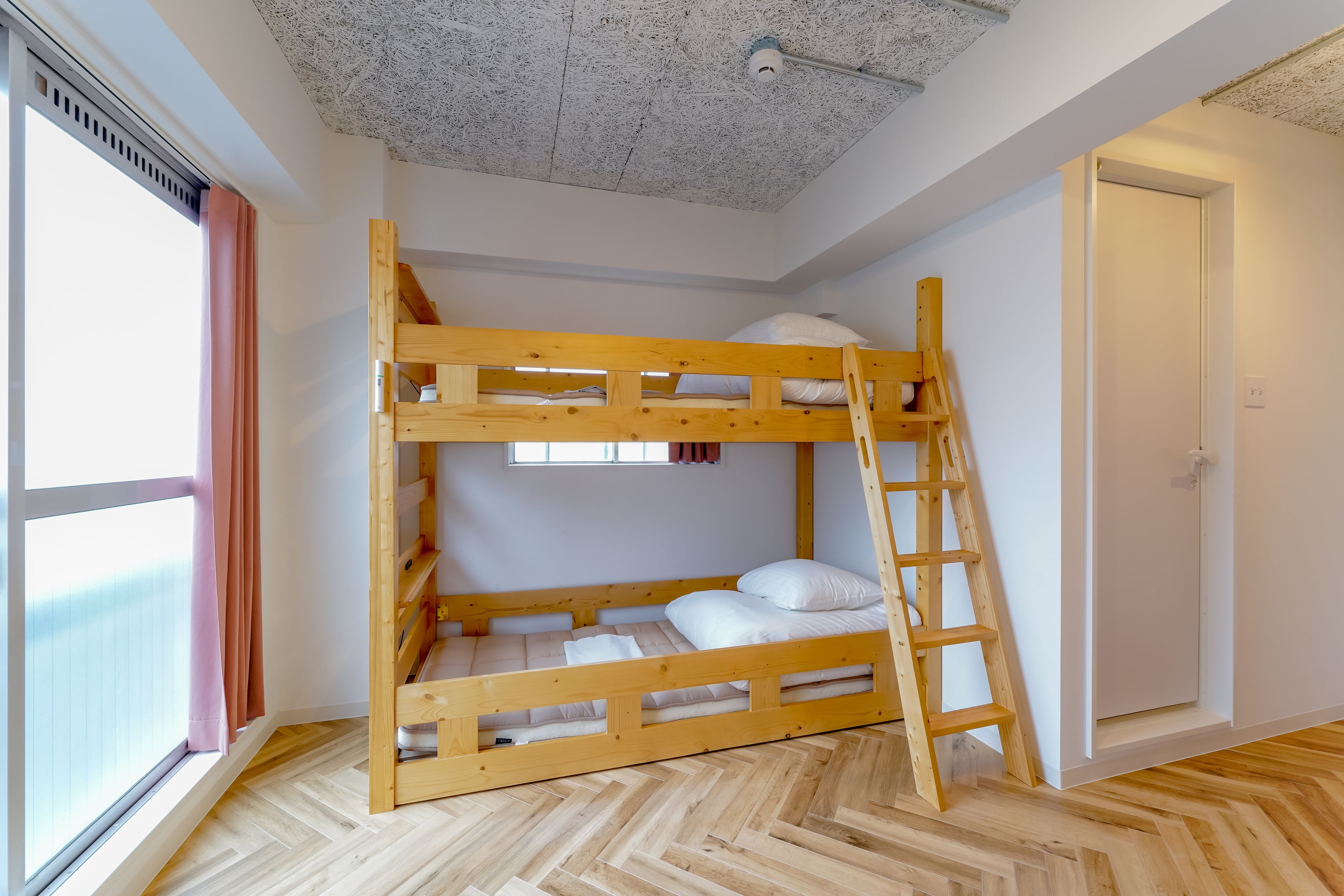 Twin Room, Private Bathroom | Desk, free WiFi, bed sheets