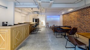 Un intérieur moderne avec un long comptoir, un espace salon et un mur en briques.