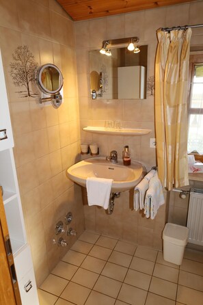 Dusche, Haartrockner, Handtücher